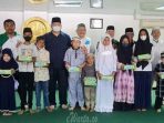 pengurus-bkm-masjid-agung-h-achmad-bakrie-kisaran-bersama-anak-yatim-penerima-santunan