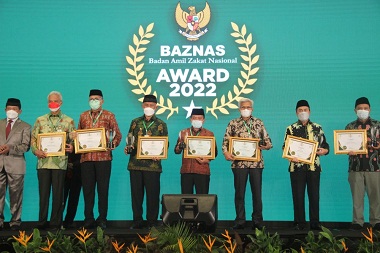 gubernur-al-haris-bersama-kepala-daerah-penerima-baznas-award-2022