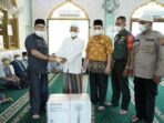 kabid-arbin-ariadi-tanjung-se-menyerahkan-bantuan-kepada-bkm-masjid-nurul-ikhlas