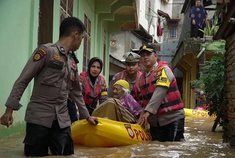 aparat-kepolisian-mengevakuasi-seorang-lansia-dari-banjir-di-rokan-hulu