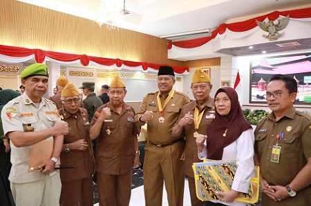 bupati-siak-alfedri-mendapatkan-penghargaan-bintang-legiun-veteran-republik-indonesia