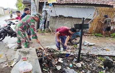 warga-desa-dukuh-kecamatan-kapetakan-cirebon-membersihkan-saluran-drainase