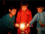 ilustrasi-bermain-kembang-api-adalah-salah-satu-kegiatan-anak-anak-di-malam-ramadan