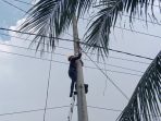 kegiatan-pemeliharaan-merapikan-kabel-fiber-optik-dan-penyegelan-kabel-illegal-di-perawang-barat-kabupaten-siak