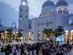 menunggu-waktu-berbuka-puasa-bersama-di-masjid-sheikh-zayed-solo-jawa T-tengah-selasa-12-3-2024