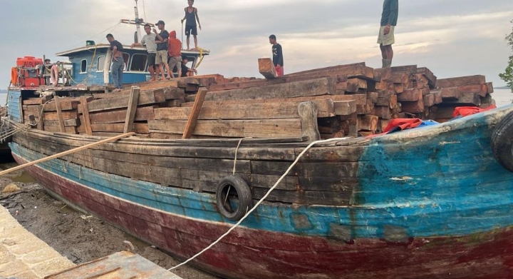 barang-bukti-kapal-yang-brrmuatan-70-ton-kayu-olahan-ilegal
