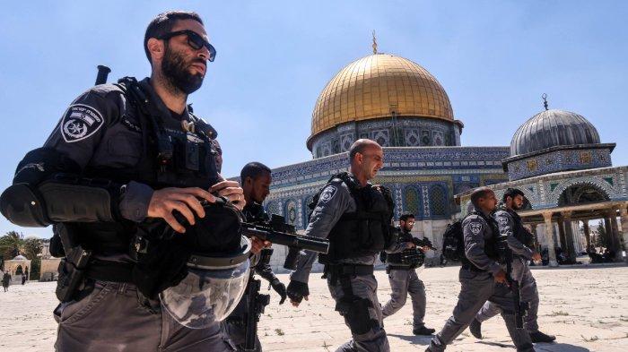 tentara-israel-menyerang-jemaah-palestina-yang-hendak-melaksanakan-salat-idul-adha-di-masjid-al-aqsa
