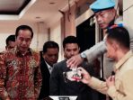 presiden-ke-7-joko-widodo-kiri-berjalan-keluar-dari-gedung-direktorat-reserse-kriminal-umum-polda-metro-jaya-jakarta-rabu-30-4-2025-lalu