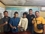 kedua-tersangka-menunjukkan-satu-paket-sabu-saat diamankan di-mapolek-kandis