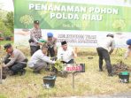 bupati-siak-alfedri-dan-kapolda-riau-irjen-pol-herry-heryawan-melakukan-penanaman-1000-pohon-di-bumi-perkemahan-pramuka-tengku-buang-asmara