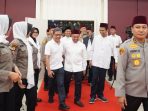 tampak-rocky-gerung-digandeng-gubri-abdul-wahid-disaksikan-ustadz-abdul-somad-di-kajian-subuh-ilmiah-polda-riau