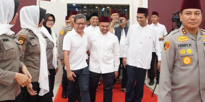 tampak-rocky-gerung-digandeng-gubri-abdul-wahid-disaksikan-ustadz-abdul-somad-di-kajian-subuh-ilmiah-polda-riau