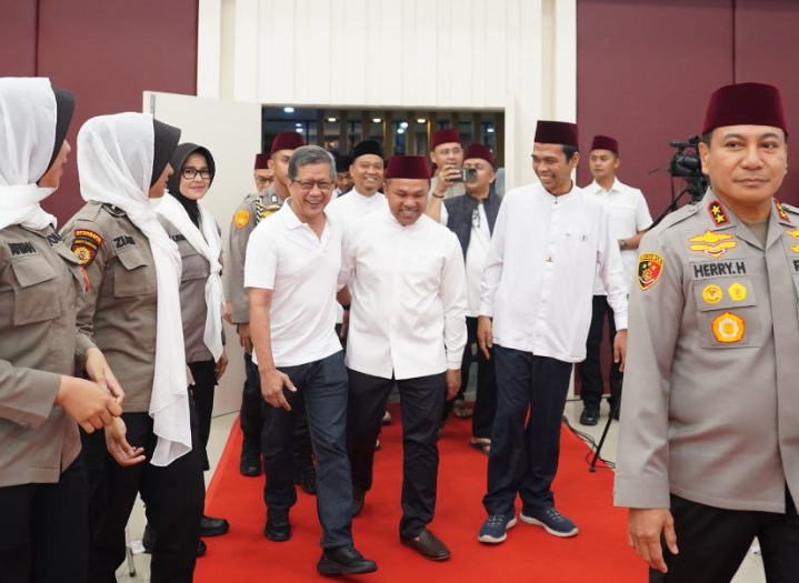 tampak-rocky-gerung-digandeng-gubri-abdul-wahid-disaksikan-ustadz-abdul-somad-di-kajian-subuh-ilmiah-polda-riau