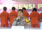 para-pelaku-penyelundupan-bawang-merah-dan-ban-bekas-asal-malaysia-dihadirkan-dalam-ekspos-di-mapolres-bengkalis