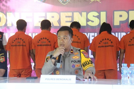 para-pelaku-penyelundupan-bawang-merah-dan-ban-bekas-asal-malaysia-dihadirkan-dalam-ekspos-di-mapolres-bengkalis