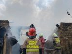 personel-damkar-kota-pekanbaru-saat-berupaya-memadamkan-api-yang-menghanguskan-rumah