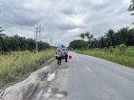 tampak-dua-personel-polsek-tualang-tengah-melakukan-patroli-di-sebuah-ruas-jalan-yang-mengalami-kerusakan