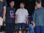walikota-pekanbaru-agung-nugroho-dan-sejumlah-botol-miras-yang-ditemukan-di-kawasan-tenda-biru-jalan-sm-amin-ujung