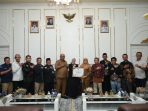 bupati-siak-afni-zulkifli-menerima-piagam-penghargaan-kpu-ri-yang-diserahkan-komisioner-kpu-ri-iffa-rosida