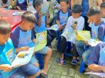 anak-anak-dengan-buku-bacaan-di-sebuah-taman-bacaan-masyarakat-tbm