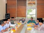 bupati-siak-afni-zulkifli-dan-plt-kepala-dinas-lingkungan-hidup-dan-kehutanan-dlhk-provinsi-riau-embiyarman-dalam-suasana-audiensi-membahas-konflik-lahan-dan-pembangunan-kampung