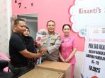 brigadir-polisi-ega-harpi-dirga-selindo-menerima-bantuan-kaki-palsu-dari-kapolda-riau-irjen-herry-heryawan