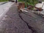 bahu-jalan-sepanjang-40-meter-yang-berdekatan-langsung-dengan-aliran-sungai-indragiri-mengalami-keretakan-serius