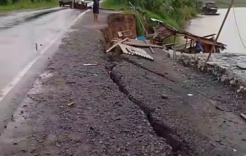 bahu-jalan-sepanjang-40-meter-yang-berdekatan-langsung-dengan-aliran-sungai-indragiri-mengalami-keretakan-serius