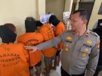 polisi-menunjuk-para-pelaku-pemerasan-yang-diamakankan-tim-polsek-sukajadi