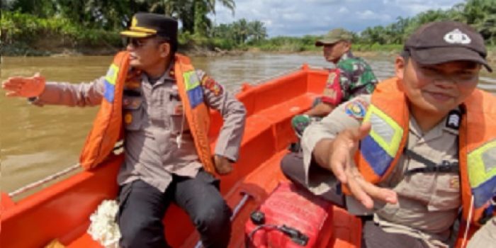 tim-polsek-siberida-dipimpin-kapolsek-seberida-kompol-yudha-efiar-ikut-melakukan-pencarian-korban-tenggelam-di-sungai-cenaku-inhu