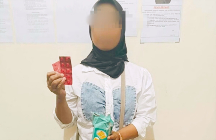 tersangka-yi-dan-barang-bukti-yang-diamankan-petugas-lapas-kelas-ii-pekanbaru